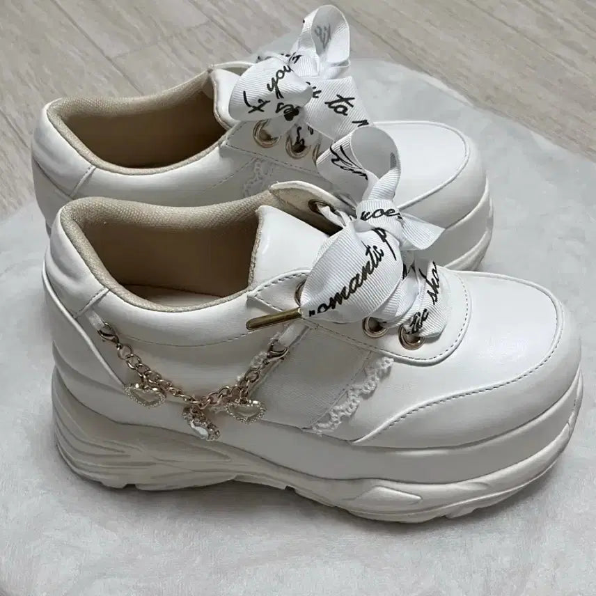 [BUNJANG] Liz Lisa Side Charm White Sneakers / 리즈리사 사이드 챰 비쥬 화이트 스니커즈 운동화 양산형 지뢰계 스나계