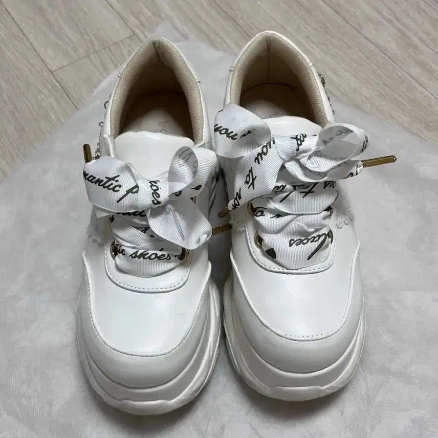 [BUNJANG] Liz Lisa Side Charm White Sneakers / 리즈리사 사이드 챰 비쥬 화이트 스니커즈 운동화 양산형 지뢰계 스나계