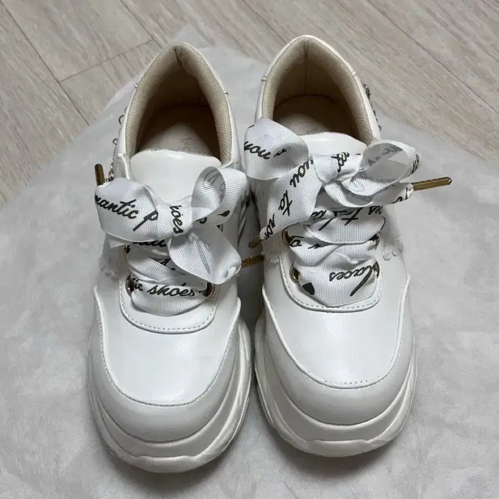 [BUNJANG] Liz Lisa Side Charm White Sneakers / 리즈리사 사이드 챰 비쥬 화이트 스니커즈 운동화 양산형 지뢰계 스나계