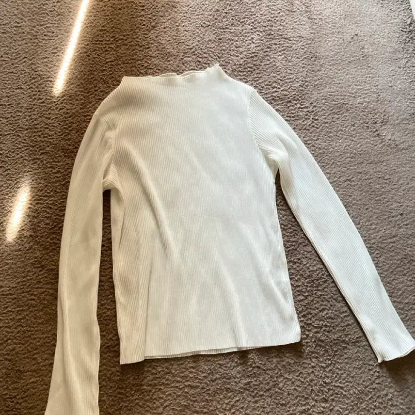 [BUNJANG] White Pleated Neck Shirring Long Sleeve T-shirt / 화이트 플리츠 넥셔링 긴팔 티셔츠