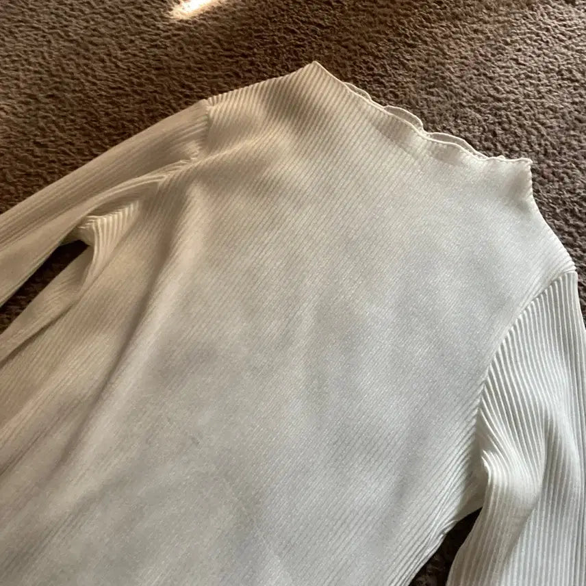 [BUNJANG] White Pleated Neck Shirring Long Sleeve T-shirt / 화이트 플리츠 넥셔링 긴팔 티셔츠