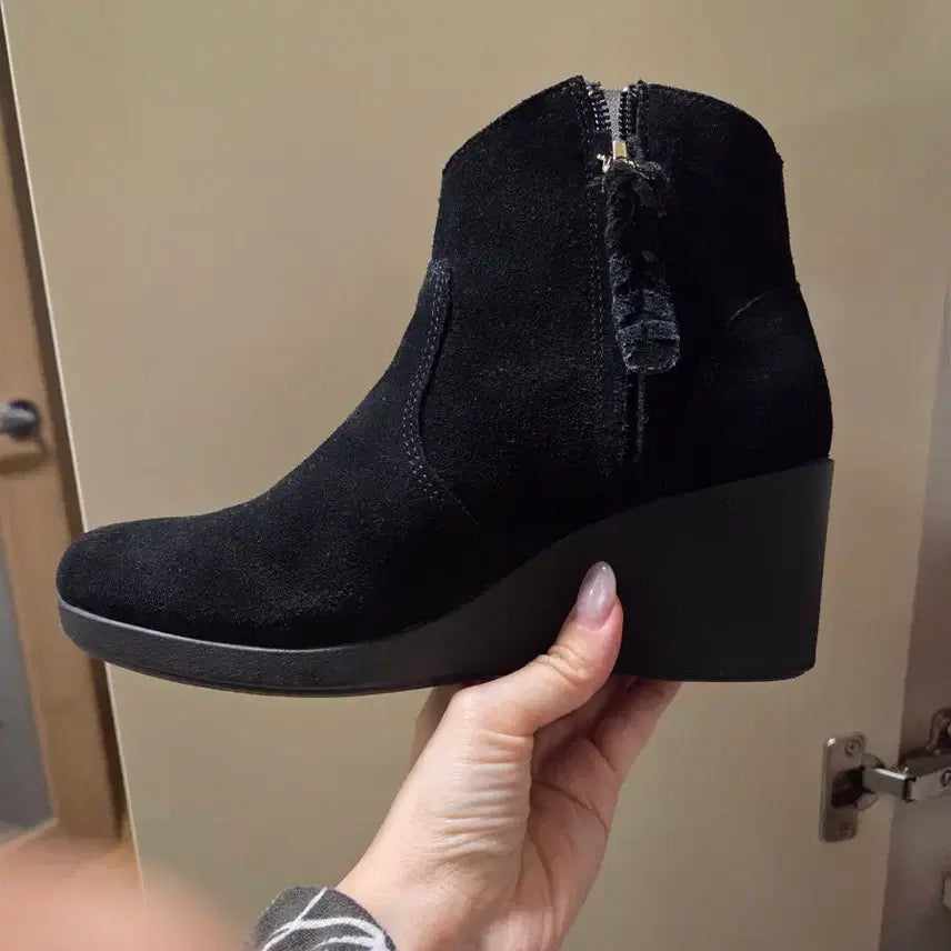 [BUNJANG] Crocs W4 Black Suede Wedge Boots / (희귀템/단종) w4 크록스 블랙 스웨이드 웨지 부츠 (굽 7cm/초경량