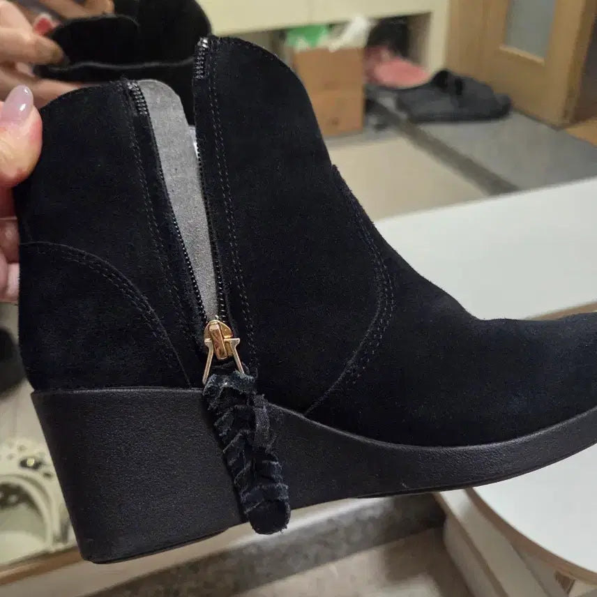 [BUNJANG] Crocs W4 Black Suede Wedge Boots / (희귀템/단종) w4 크록스 블랙 스웨이드 웨지 부츠 (굽 7cm/초경량