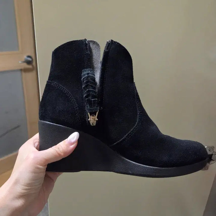 [BUNJANG] Crocs W4 Black Suede Wedge Boots / (희귀템/단종) w4 크록스 블랙 스웨이드 웨지 부츠 (굽 7cm/초경량