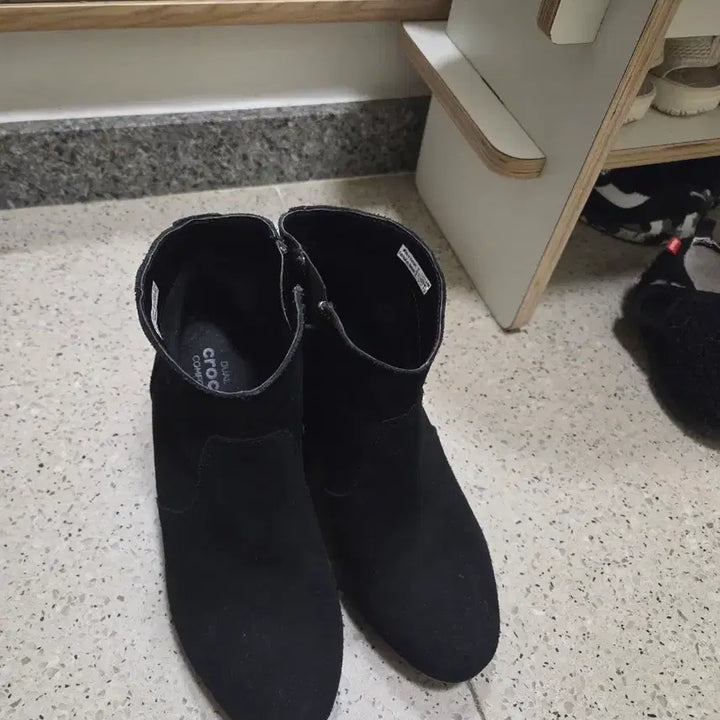 [BUNJANG] Crocs W4 Black Suede Wedge Boots / (희귀템/단종) w4 크록스 블랙 스웨이드 웨지 부츠 (굽 7cm/초경량