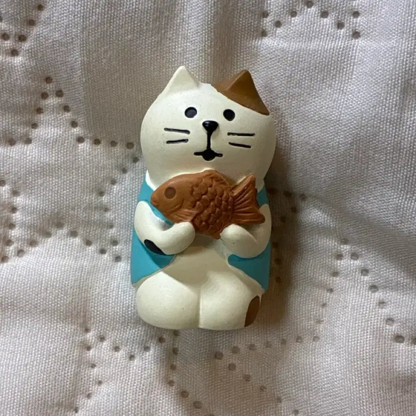 [BUNJANG] Decole 2018 Cherry Blossom Series Cat Figurine / 단품) 데꼴 2018 벚꽃시리즈 타이야끼 붕어빵 먹는 고양이