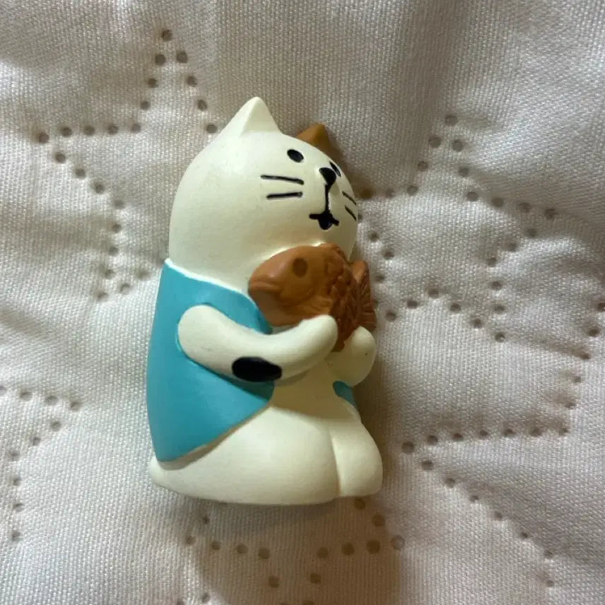 [BUNJANG] Decole 2018 Cherry Blossom Series Cat Figurine / 단품) 데꼴 2018 벚꽃시리즈 타이야끼 붕어빵 먹는 고양이