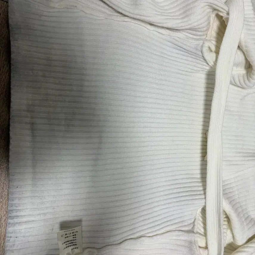[BUNJANG] Avely Classicblanc Halter Neck Off-Shoulder Knit / 에이블리 클래식블랑 홀터넥 오프숄더 니트