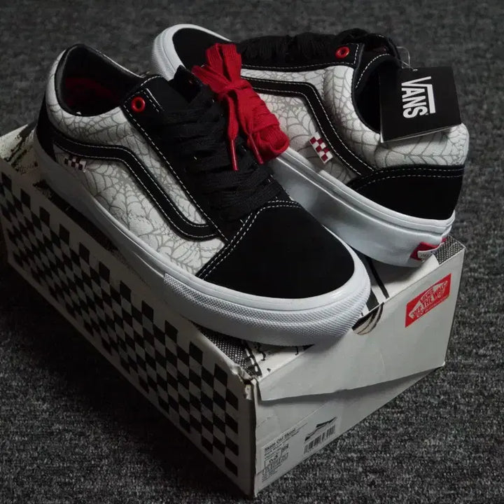 [BUNJANG] Vans Skate Old Skool Spider Black Sneakers / (265) 반스 스케이트 올드스쿨 스파이더 블랙
