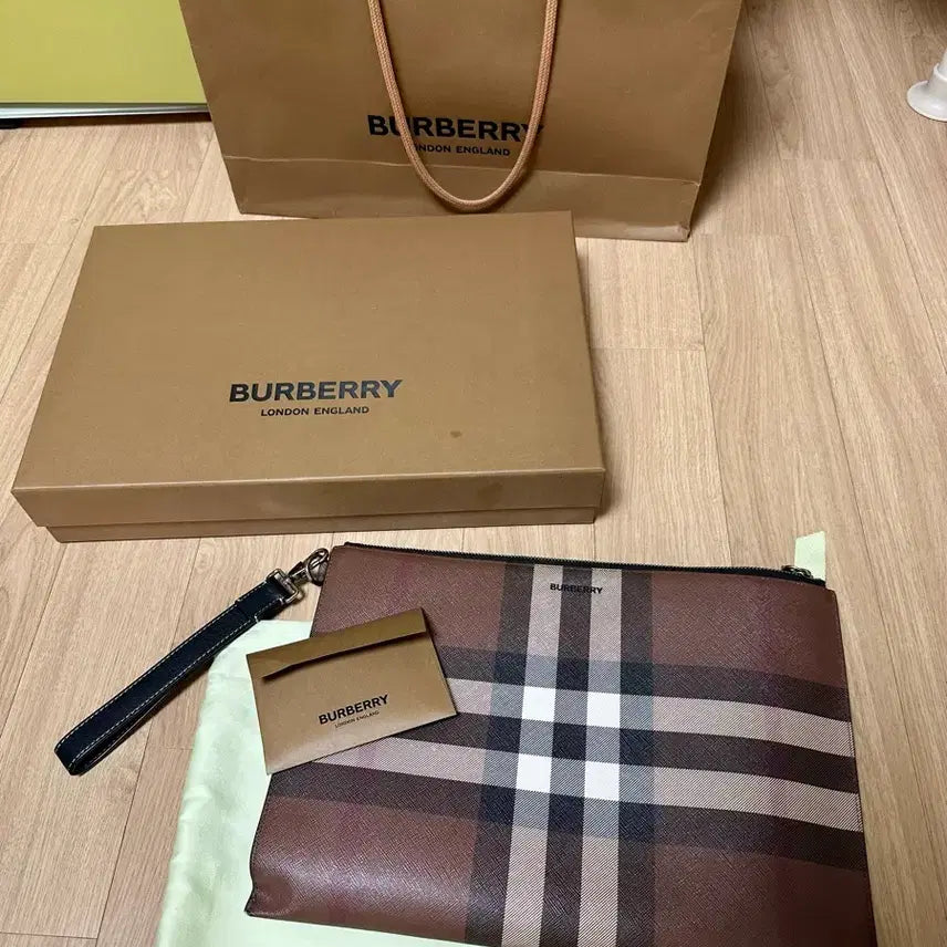 [BUNJANG] Burberry Checkered Clutch Bag / 버버리 체크 클러치 백 + 풀구성