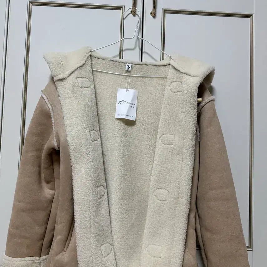 [BUNJANG] Ablie Ivory Beige Short Jacket / 양털 스웨이드 무스탕 베이지 숏자켓 떡볶이코트 /아이보리뽀글이 에이블리