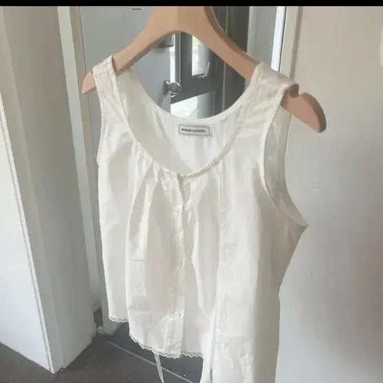 [BUNJANG] Wonder Wonder Made Hicoa Lace Pleated Button Strap Sleeveless Blouse / 원더원더 메이드 히코아 레이스 주름 버튼 스트랩 나시 블라우스 슬리브리스