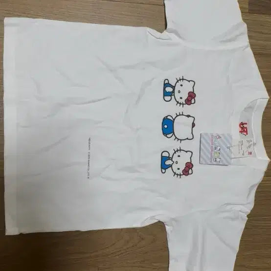 [BUNJANG] Uniqlo Hello Kitty Custom Printed T-shirt / 새상품) 유니클로 헬로키티 커스텀 프린팅 반팔 티셔츠 화이트