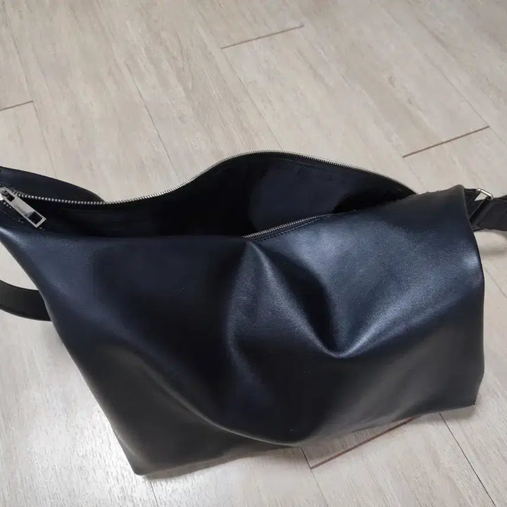 [BUNJANG] Musinsa Standard Synthetic Leather Hobo Bag / 무탠다드 신세틱 레더 호보백 숄더백 가방