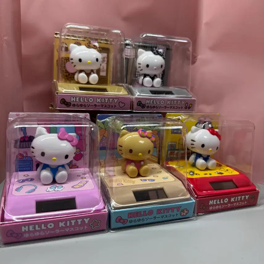 [BUNJANG] Hello Kitty Tanning Solar Powered Figure / 헬로키티 태닝 까딱까딱 태양열 흔들흔들 솔라 자동차 인형 피규어