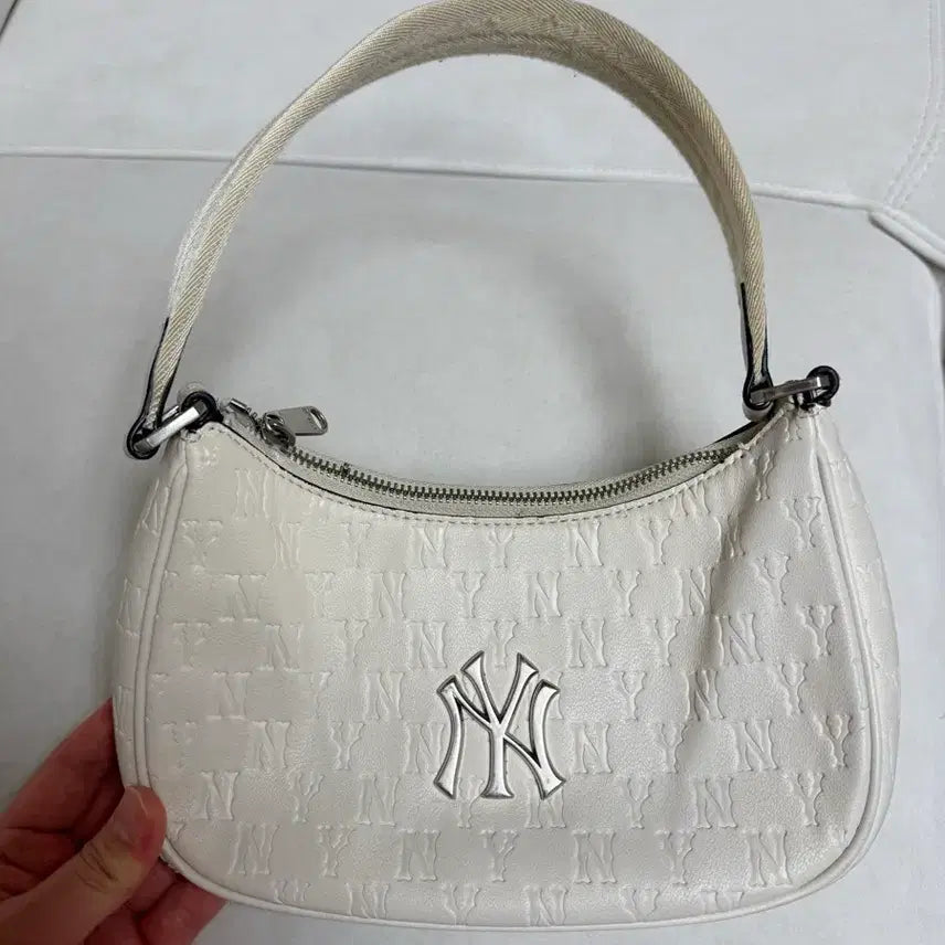 [BUNJANG] MLB NY Monogram Embossed Hobo Bag Ivory / 5/26까지  MLB NY 모노그램 엠보 호보백 뉴욕양키스 아이보리