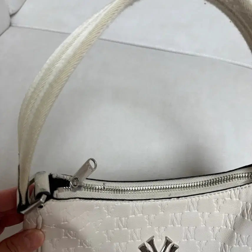 [BUNJANG] MLB NY Monogram Embossed Hobo Bag Ivory / 5/26까지  MLB NY 모노그램 엠보 호보백 뉴욕양키스 아이보리