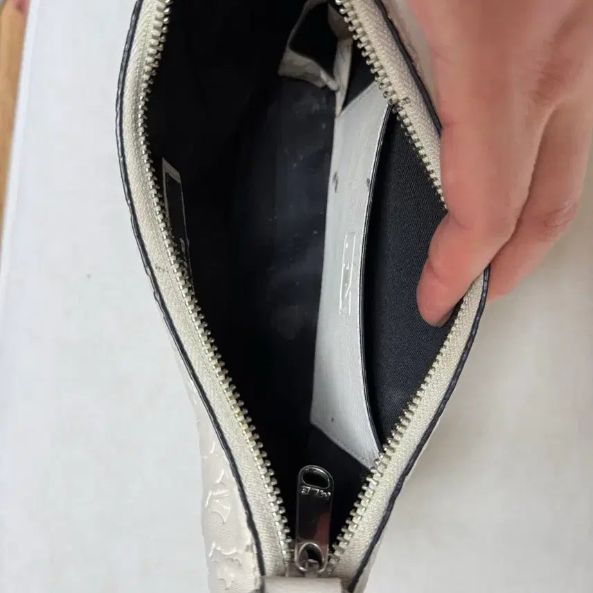 [BUNJANG] MLB NY Monogram Embossed Hobo Bag Ivory / 5/26까지  MLB NY 모노그램 엠보 호보백 뉴욕양키스 아이보리