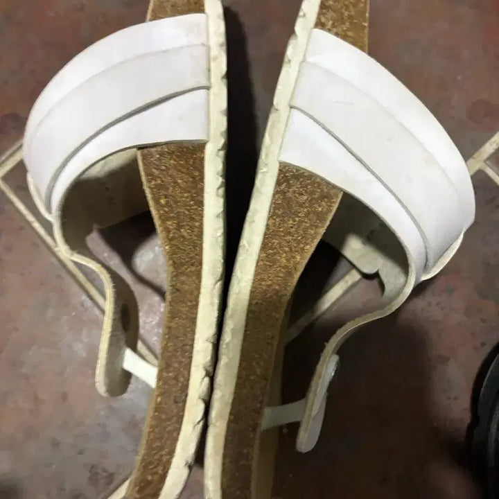 [BUNJANG] Hawkins White Sandals Women 240mm / 호킨스 흰색 샌들 여자 240사이즈 사용감 조금 있으나 깨끗 1만5천원.