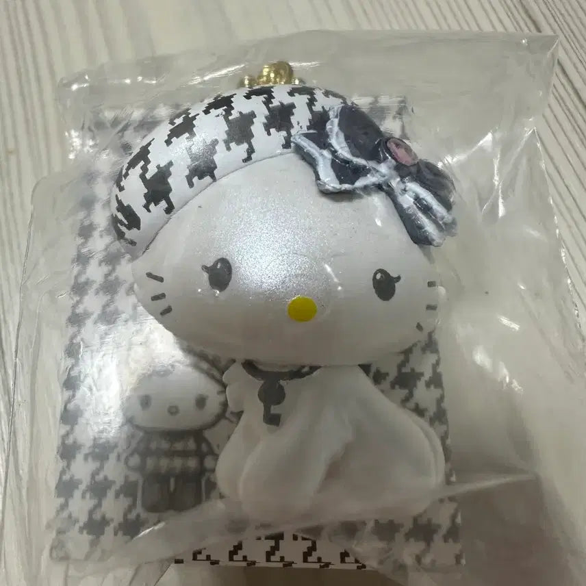 [BUNJANG] Hello Kitty Houndstooth Pattern Keyring Doll / 헬로키티 하운드투스 키링 인형