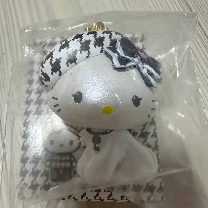 [BUNJANG] Hello Kitty Houndstooth Pattern Keyring Doll / 헬로키티 하운드투스 키링 인형
