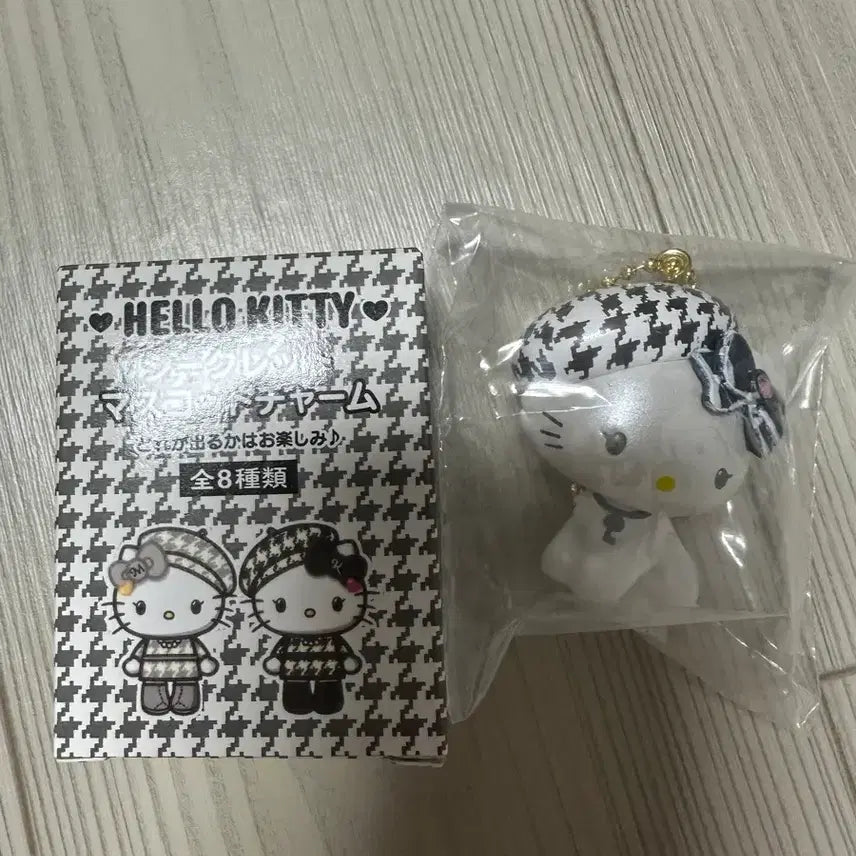 [BUNJANG] Hello Kitty Houndstooth Pattern Keyring Doll / 헬로키티 하운드투스 키링 인형