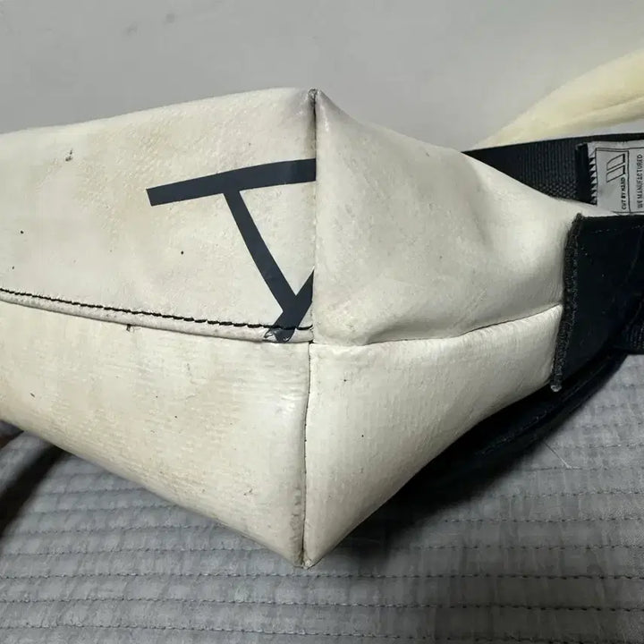 [SOLD OUT] 프라이탁 하와이파이브오 흰/그레이