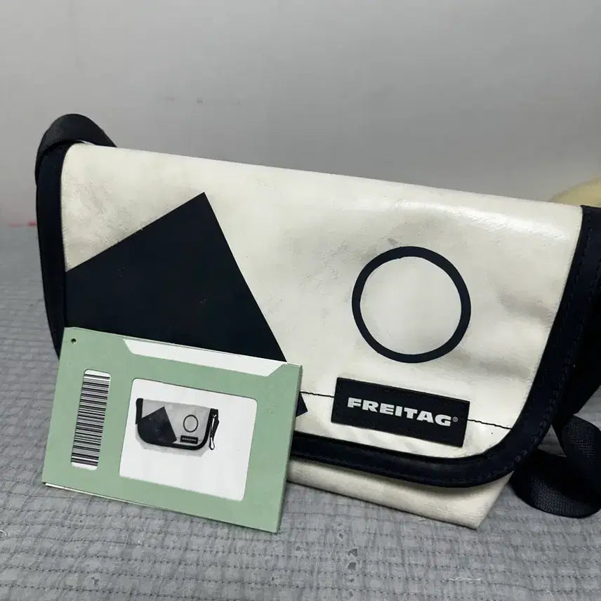 [SOLD OUT] 프라이탁 하와이파이브오 흰/그레이