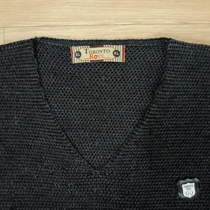 [BUNJANG] TORONTO ROXX V-Neck Knit Sweater (L) / 니트 브이넥 (L)