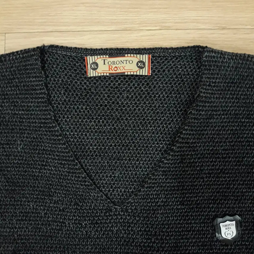 [BUNJANG] TORONTO ROXX V-Neck Knit Sweater (L) / 니트 브이넥 (L)