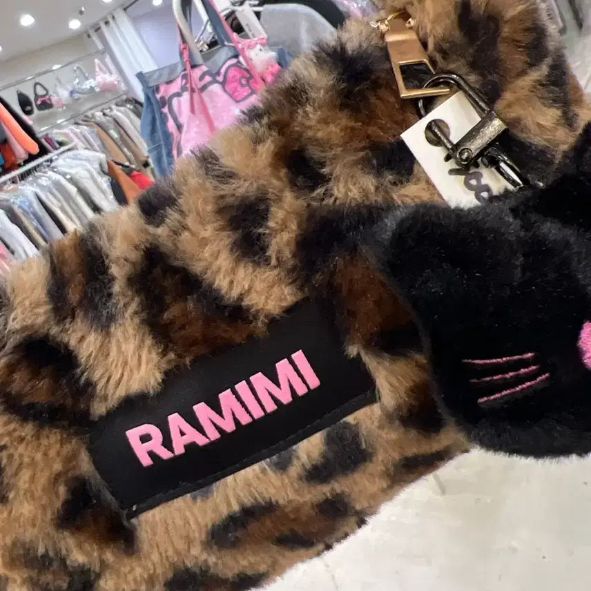 [BUNJANG] RAMIMI Leopard Fur Shoulder Bag with Kitty Keyring / RAMIMI 레오파드 퍼 숄더백 + 키티 키링