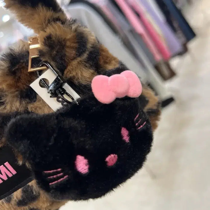 [BUNJANG] RAMIMI Leopard Fur Shoulder Bag with Kitty Keyring / RAMIMI 레오파드 퍼 숄더백 + 키티 키링