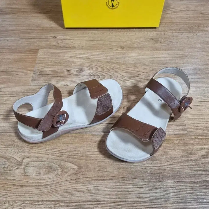 [BUNJANG] Strive Brown Sandals / strive 스트라이브 샌들 브라운 225 230