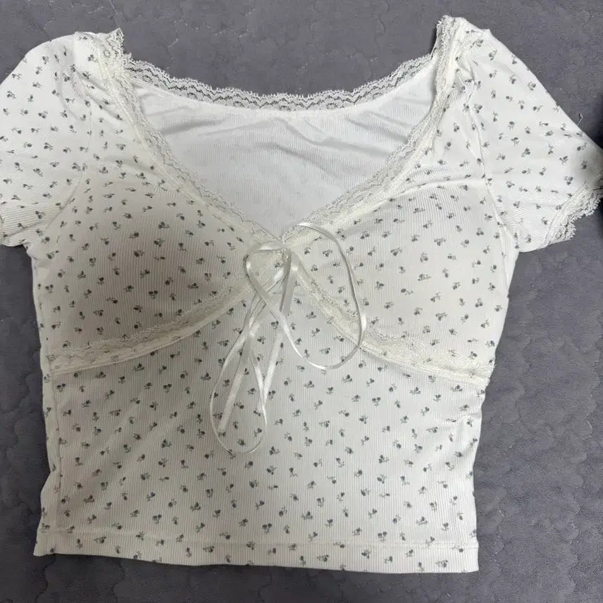 [BUNJANG] Balletcore White Short Sleeve T-shirt / 발레코어 반팔티 교신ㅇ