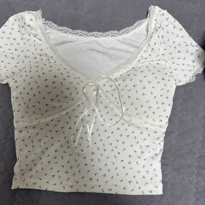 [BUNJANG] Balletcore White Short Sleeve T-shirt / 발레코어 반팔티 교신ㅇ