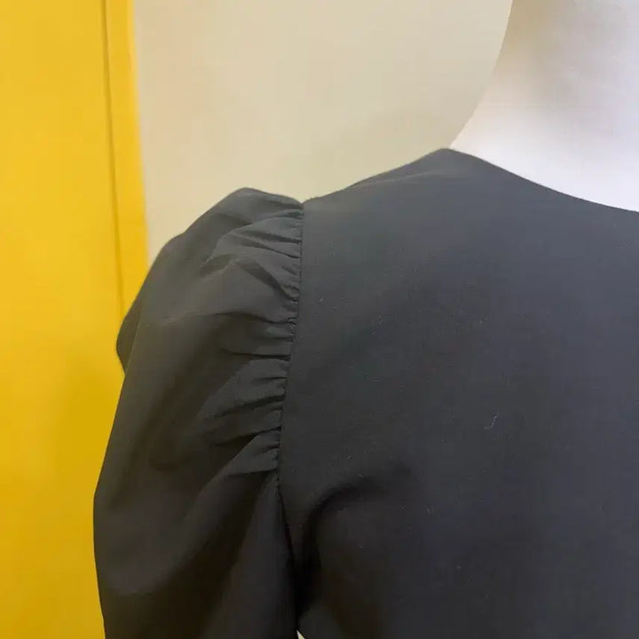 [BUNJANG] BLOOD MOOD Shirred Puff Blouse / BLOOD MOOD 셔링 퍼프 블라우스 블랙 크롭 블라우스/하객룩