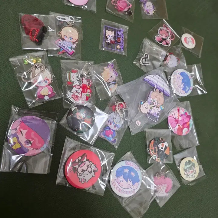 [BUNJANG] PLAVE Keychain and Pin Button Bundle Set / 플레이브 키링 핀버튼 일괄 양도