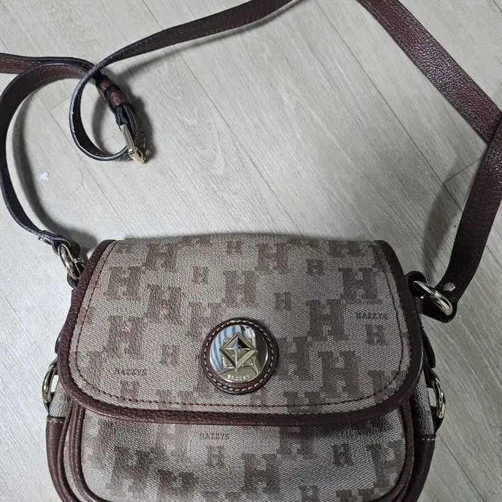 [BUNJANG] Hazzys H Logo Crossbody Bag Brown / 헤지스 H 로고 크로스백 브라운