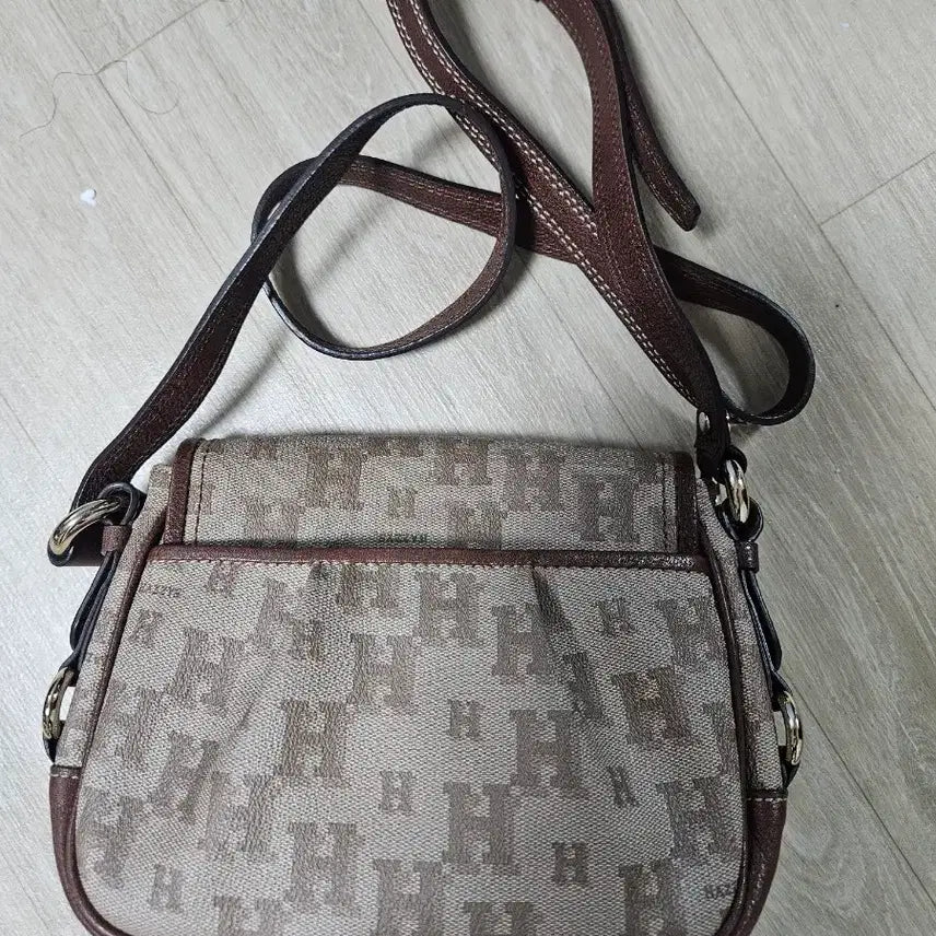 [BUNJANG] Hazzys H Logo Crossbody Bag Brown / 헤지스 H 로고 크로스백 브라운