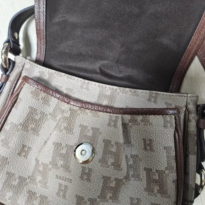 [BUNJANG] Hazzys H Logo Crossbody Bag Brown / 헤지스 H 로고 크로스백 브라운