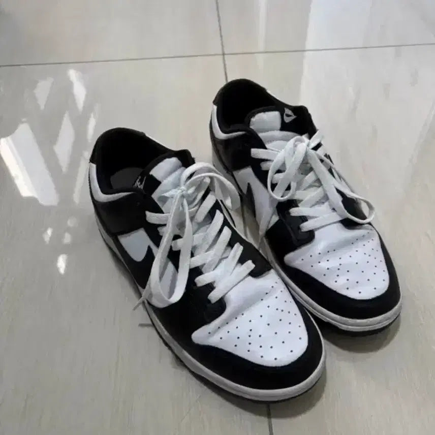[BUNJANG] Nike Dunk Low Black/White Sneakers / 나이키 덩크 로우 블랙/화이트 (280)