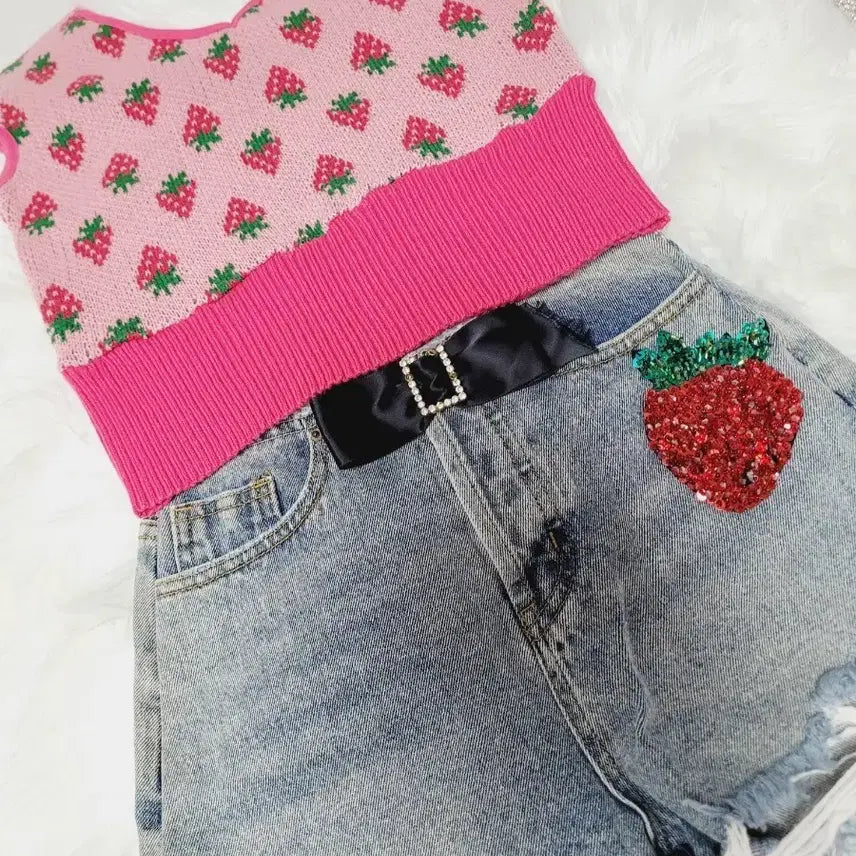 [BUNJANG] Strawberry Pattern Knit Top &amp; Denim Shorts Set / 딸기 패턴 니트 탑 + 데님 반바지 세트 수입