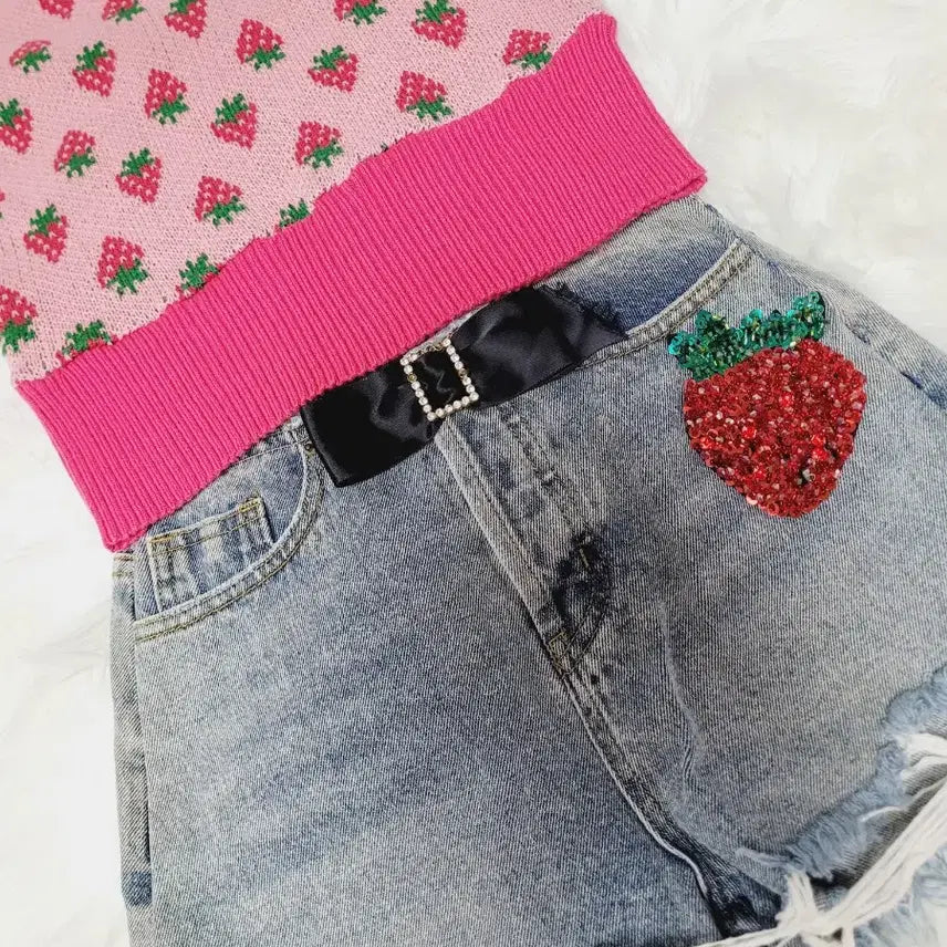 [BUNJANG] Strawberry Pattern Knit Top &amp; Denim Shorts Set / 딸기 패턴 니트 탑 + 데님 반바지 세트 수입