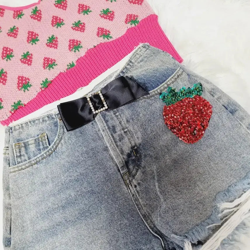 [BUNJANG] Strawberry Pattern Knit Top &amp; Denim Shorts Set / 딸기 패턴 니트 탑 + 데님 반바지 세트 수입