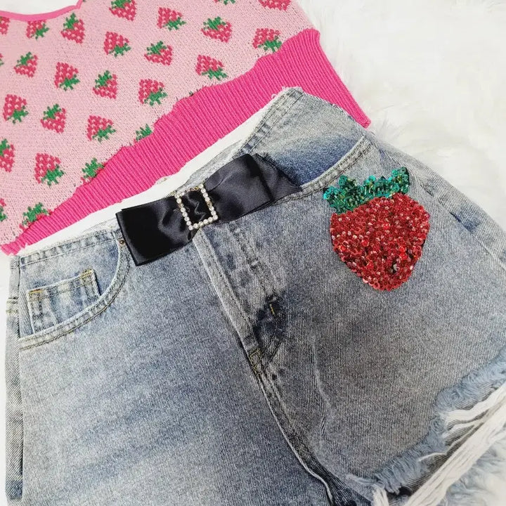 [BUNJANG] Strawberry Pattern Knit Top &amp; Denim Shorts Set / 딸기 패턴 니트 탑 + 데님 반바지 세트 수입