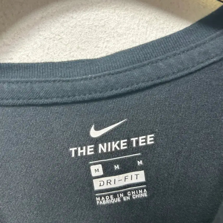 [BUNJANG] Nike Black Tank Top with Gold Swoosh M / 나이키 블랙 탱크탑 금색 스우시 M
