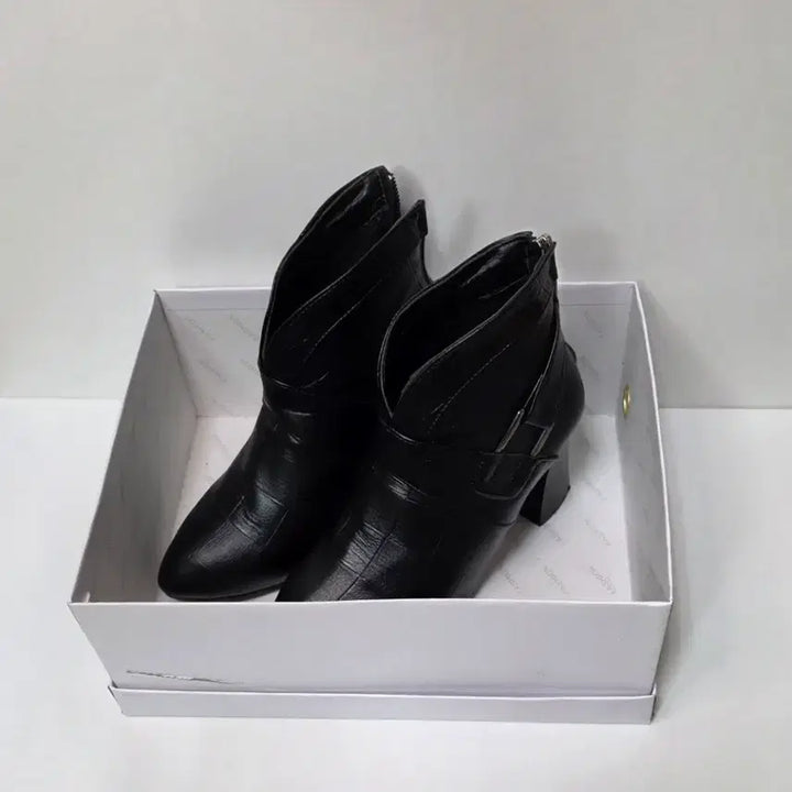 [BUNJANG] Black Ankle Boots 8cm Heels / 블랙 앵클 부츠 힐 한번착용 230 정사이즈