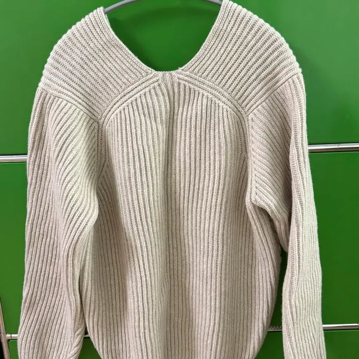 [SOLD OUT] 아이보리 브이넥 루즈핏 니트