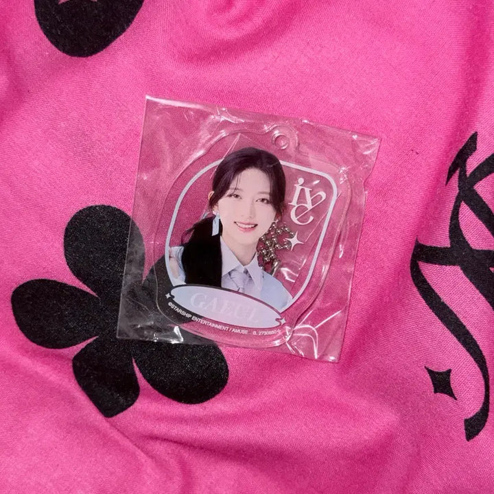 [BUNJANG] IVE Gaeul Japanese Acrylic Keyring / 미개봉) 아이브 IVE 가을 일본 가챠 아크릴 키링