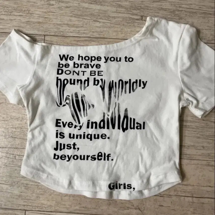 [BUNJANG] Casual Printed Crop Off-Shoulder Top / 캐주얼 프린팅 크롭반팔오프숄더